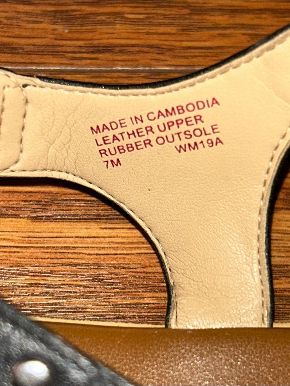 Michael Kors Women’s MK Plate Logo Thong Flat Sandal Leather Tan Sole Women’s  7